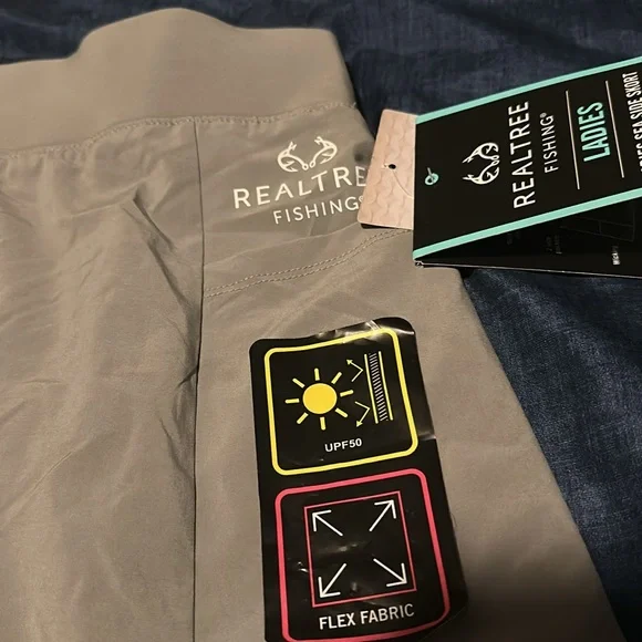 NWT Realtree Fishing Ladies Sea Side Skort, Frost Gray, 2XL - Picture 7 of 10